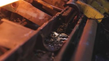 Üretimde yuvarlanan metal, sıcak metal kurdele, top üretim aşaması, metal rulo fabrikasında üretim süreci, ışıldayan metal silindirlerin arasında yuvarlanan...