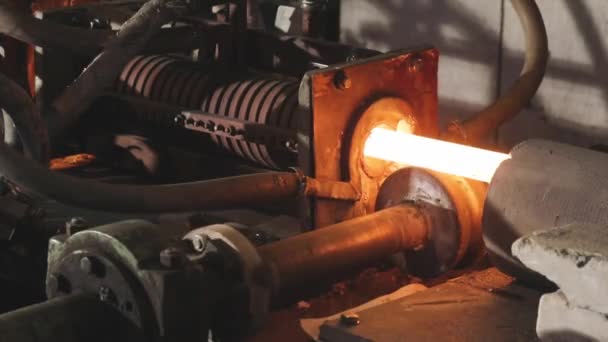 Metal de rolamento na produção, movendo-se em uma fita de metal quente, fase de produção de bolas, processo de produção em uma fábrica de laminação de metal, rolando através de rolos de metal espumante — Vídeo de Stock