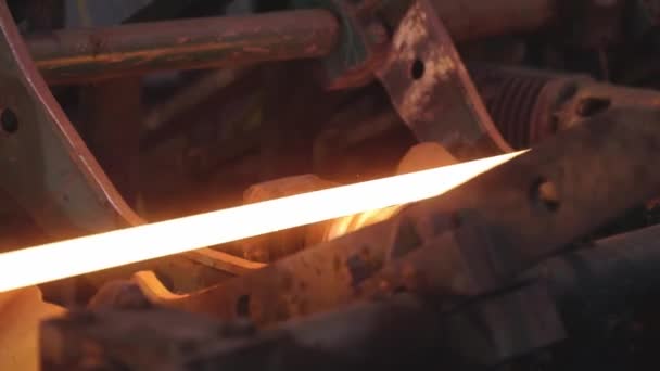 금속 주조, 뜨거운 금속 리본 위에서 움직이는, 공 생산 단계, 금속 압연 공장에서 생산 과정, 반짝이는 금속 롤러를 통해 압연 — 비디오