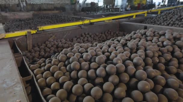 Entrepôt avec billes métalliques, Production de billes métalliques pour un moulin, gros plan — Video