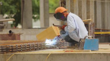 Çelik Çerçeve İnşaat. Bir kaynakçı metal bir yapıyı kaynak yapar. İnşaat kaynakçısı. Kaynak metal yapısı.
