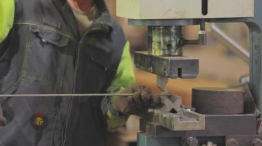 Bükme makinesinde metal bir iş parçasının bükülmesi