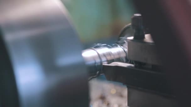 Metallverarbeitung in der Produktion in Zeitlupe. Drehmaschine zur Bearbeitung von Metall aus nächster Nähe — Stockvideo