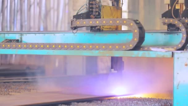 Coupe de gaz, travaux de coupe CNC. Machine automatique pour couper des pièces métalliques — Video