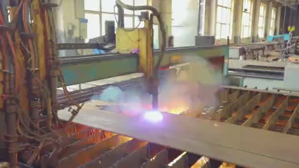 Werk gas snijden. Gassnijden in een fabriek. Het snijden van metalen gaten op een CNC-machine — Stockvideo