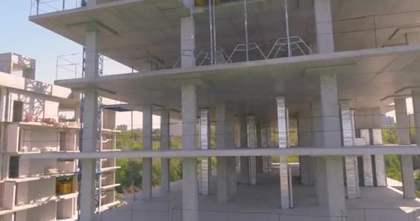 Apartman inşaatı. Konut binasının hava manzarasının inşaat süreci. Bir konut inşaatı. — Stok video
