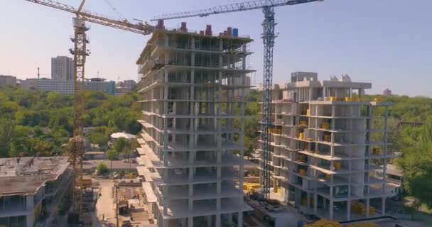 Byggande av ett bostadshus. Byggande av lägenheter. Anläggningsprocess för en flygvy över ett bostadshus. — Stockvideo