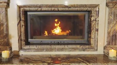 Şöminede odun yanıyor. Yeni yıl arifesinde şöminesi var. Şöminede yangın var. Odunlu güzel bir şömine.