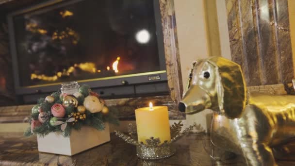 La leña arde en la chimenea. Interior de Año Nuevo con chimenea. Fuego en la chimenea. Hermosa chimenea con madera — Vídeos de Stock