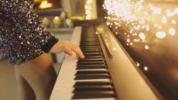 Primo piano delle mani che suonano il sintetizzatore. La ragazza suona il sintetizzatore. Sintetizzatore con decorazioni natalizie primo piano — Video Stock