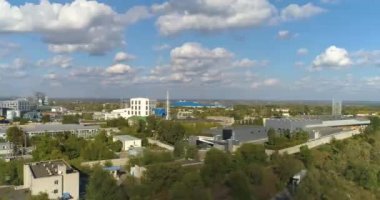 Endüstriyel bölge üzerinde uçuş. Birçok fabrika üst üste görünür. Modern fabrikaları olan sanayi bölgesi. Üst görünümü yerleştir