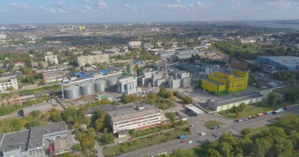현대적 인 노란색 공장, 공기중의 노란색 외부가 있는 공장. 황색 식물 — 비디오