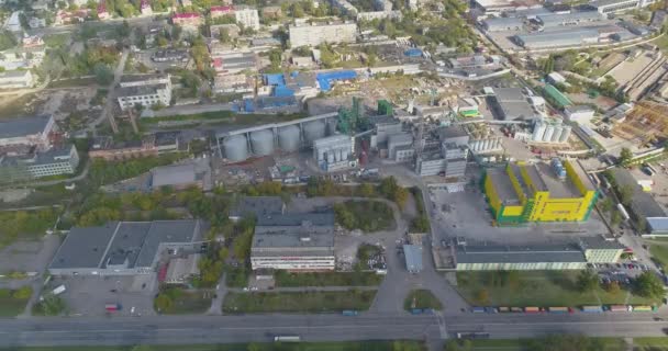 Obszar przemysłowy z nowoczesnymi fabrykami widok z góry. Lot nad terenem przemysłowym. Widok z góry. Żółty — Wideo stockowe
