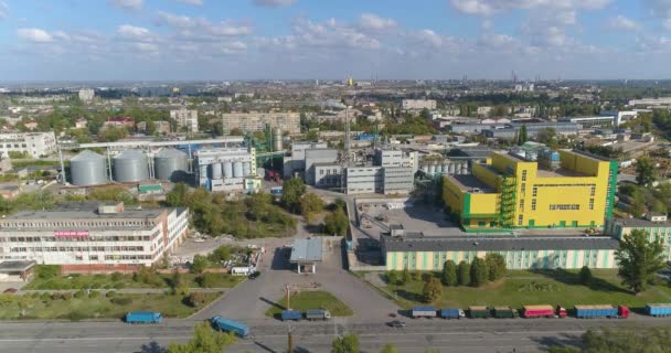 Planta moderna con vista aérea exterior amarilla. Planta amarilla drone tiro — Vídeos de Stock