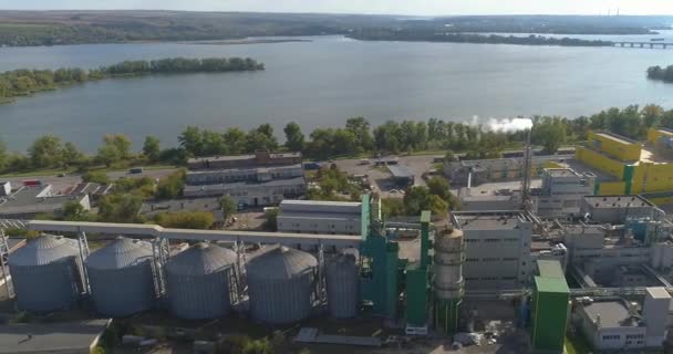 Duża nowoczesna fabryka w pobliżu rzeki widok z powietrza. Lot nad nowoczesną fabryką. Fabryka na szczycie rzeki widok — Wideo stockowe
