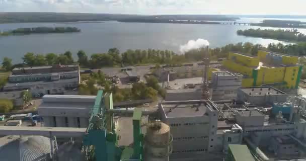 Une grande usine moderne près de la rivière vue aérienne. Un vol au dessus d'une usine moderne. Usine sur la rivière vue de dessus — Video