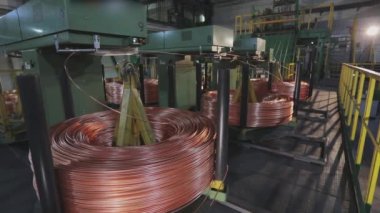 Kablo üretimi ve fabrikadaki makineler. Modern kablo fabrikası. Kablo üretimi