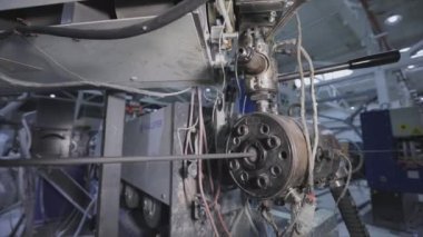 Fabrikada kablo yalıtım işlemi. Kablo Yalıtım Makinesi. Kablo yalıtımı