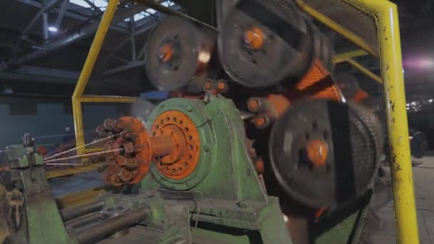 Mélange de fil de cuivre. La machine mélange le fil de cuivre dans une usine. Usine pour la production du câble. Gros plan d'un câble en cuivre. — Video