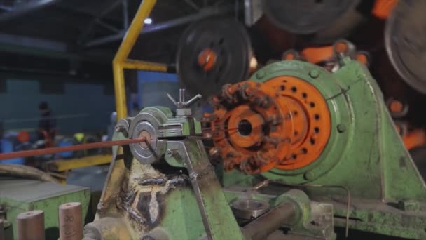 La máquina mezcla alambre de cobre en una fábrica. Planta para la producción del cable. Mezclando alambre de cobre. Primer plano de un cable de cobre. — Vídeo de stock