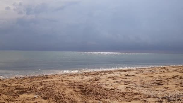 A vihar előtti csend, kék felhők a háttérben. Nyugodt tenger, viharfelhők a háttérben. — Stock videók