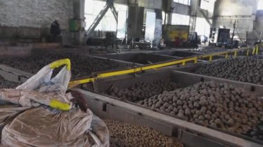 Metal top üretimi, metal topları olan bir depo, bir değirmen için toplar, yakın çekim.