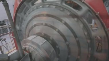 Top değirmeni, fabrikada değirmen, metal toplarla öğütme. Büyük Fabrikadaki Silindir Top Değirmeni.