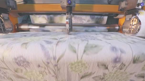 Producción de papel pintado, proceso de producción de papel pintado. Interior industrial. Movimiento de fondo de pantalla en la línea transportadora — Vídeos de Stock