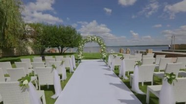 Düğün dekoru, çiçeklerin düğünü için kemer. Modern düğün dekorasyonu