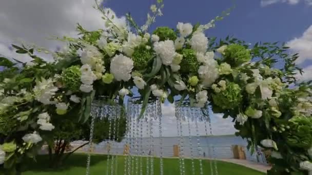 Decoración de la boda, Arco para la boda de flores. Decoración de boda moderna — Vídeo de stock