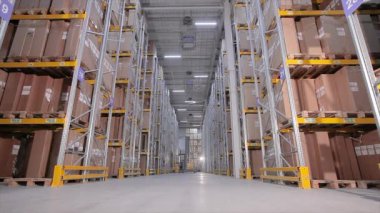 Büyük, modern bir depo, modern bir depodaki insanlar, endüstriyel iç mekan.