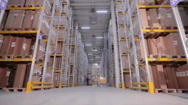 Modern depo, büyük modern forklift depoda.