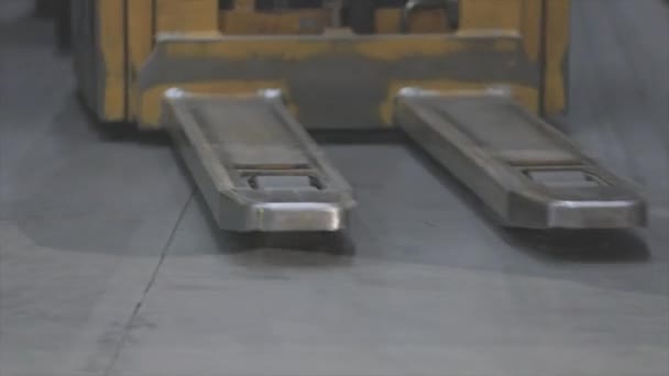 Modern elektrisk hydraulisk gaffeltruck närbild, Utrustning för arbete i lagret. Arbeta i ett modernt lager. — Stockvideo