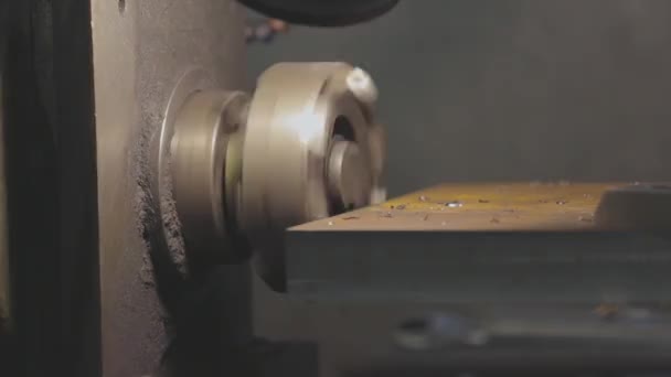 CNC die van metalen delen machinaal bewerken. Onderdelen slijpen op een cnc machine. Malen van metalen delen. — Stockvideo