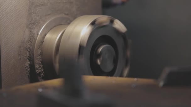 Fräsen von Metallteilen. CNC-Bearbeitung von Metallteilen. Schleifen von Teilen auf einer CNC-Maschine — Stockvideo