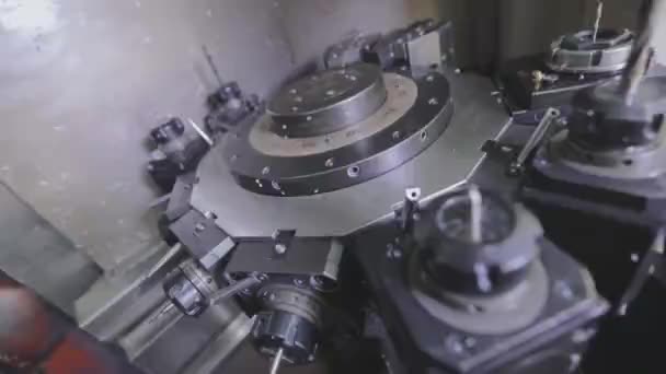 CNC vrtačka mění trysky. CNC stroj mění různé vrtačky. CNC bity strojů — Stock video