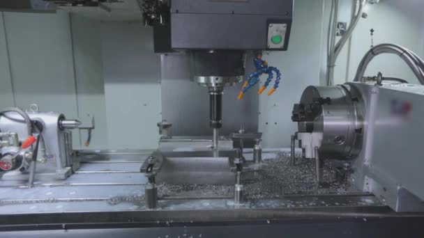 Metalen onderdeel in cnc machine. Creatie van een onderdeel op een cnc machine, een moderne cnc machine. — Stockvideo