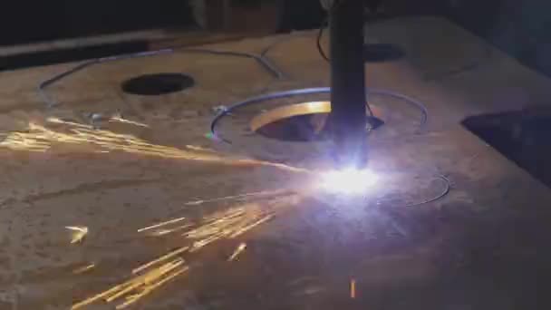 Penghematan gas. Pemotongan gas di pabrik. Cutting metal blanks on a CNC machine — Stok Video