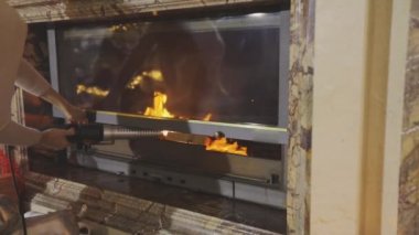Saç kurutma makinesiyle şömine kontağı. Modern şömine