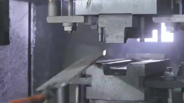 Makinenin bir parçasını bükmek. Makinede metal bir parça damgalanıyor. — Stok video