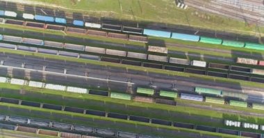 Renkli trenler büyük bir tren istasyonunda duruyor. Büyük tren deposu. Demiryolu kavşağı çok sayıda demiryolu manzaralı.