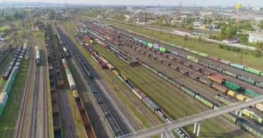 Renkli trenler büyük bir tren istasyonunda duruyor. Büyük tren deposu. Demiryolu kavşağı çok sayıda demiryolu manzaralı.