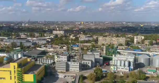 Moderne fabriek bovenaanzicht. Een span in de buurt van een moderne fabriek. Rook uit de schoorsteen van de plant. Industriegebied — Stockvideo