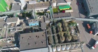 Modern bir fabrikanın çatısına yayılmış. Modern bir fabrikanın çatısına yayılmış. Modern bir fabrikanın üzerinden uç.