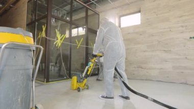 Profesyonel inşaat işçileri. İnşaat alanında çalışma süreci. Perakende satış tesislerinin inşaatı