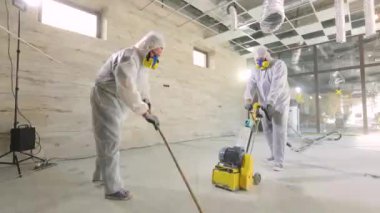 İnşaat alanında çalışma süreci. Profesyonel inşaat işçileri. Perakende satış tesislerinin inşaatı