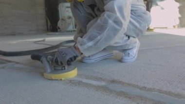 İnşaat alanında beton işleme işlemi. Beton öğütme işlemine yakın çekim. Beton öğütücü.