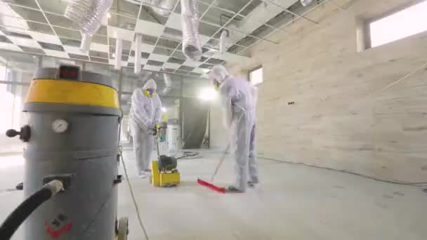 Trabajando en un piso de hormigón en una obra de construcción. Proceso de trabajo en una obra. Los trabajadores hacen piso de hormigón — Vídeo de stock