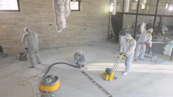 Az építők speciális felszereléssel fényesítik a padlót. Betonköszörülés. Építők egy építkezésen — Stock videók
