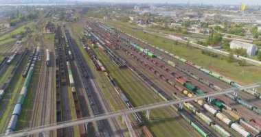 Tren istasyonunun üst manzarasındaki yük trenleri. Demiryolu kavşağındaki yük trenleri. Güneşli havada demiryolu kavşağı, üst manzara.